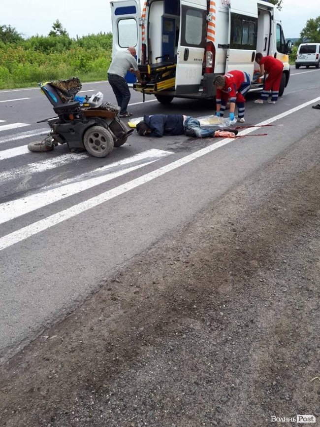 Під Луцьком фура збила чоловіка на інвалідному візку. ОНОВЛЕНО. ФОТО 18+