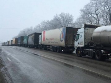 На західних кордонах України скупчилося чимало вантажівок
