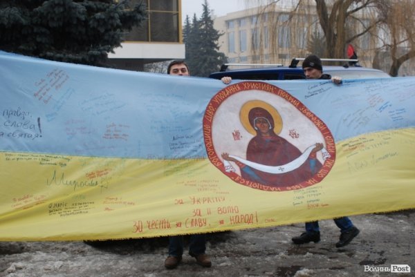 У Луцьк привезли кількаметровий прапор України. ФОТО