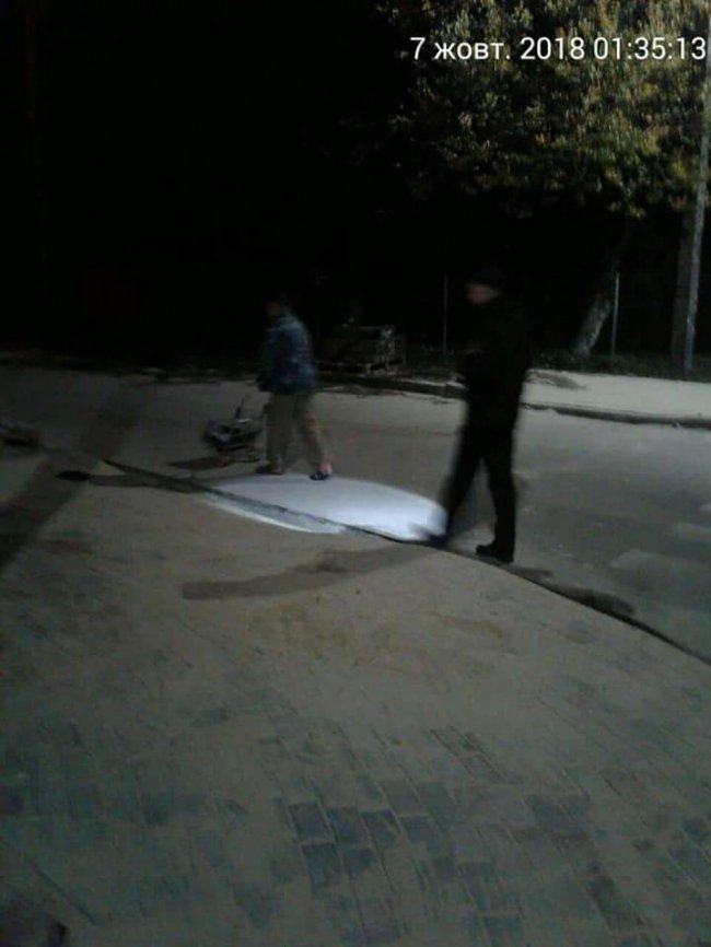 Під покровом ночі: у Луцьку чоловік крав бруківку, якою ремонтують тротуар