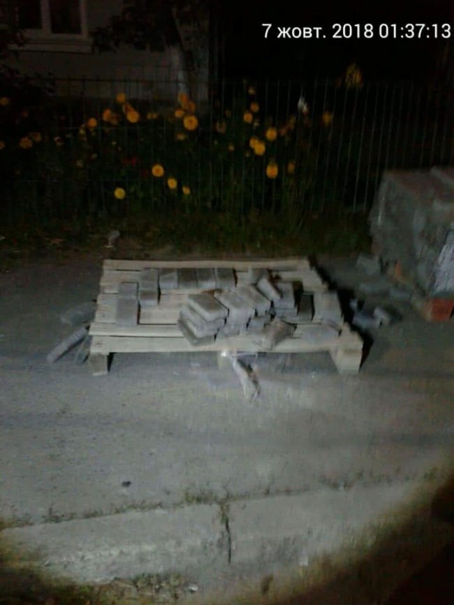 Під покровом ночі: у Луцьку чоловік крав бруківку, якою ремонтують тротуар