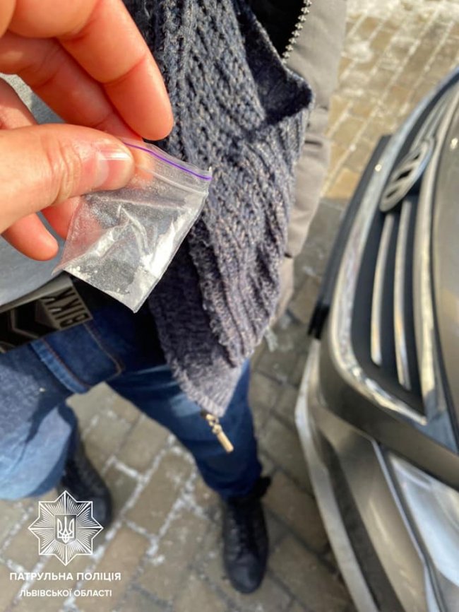 Закопався в сніг від поліції: у Львові затримали крадіїв автозапчастин. ФОТО