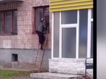 Старенька лучанка виходить з квартири через вікно, бо боїться сатани.ВІДЕО