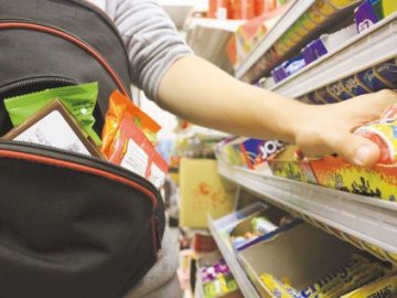 Крала товар у супермаркетах: 30-річну лучанку підозрюють у 8 злочинах