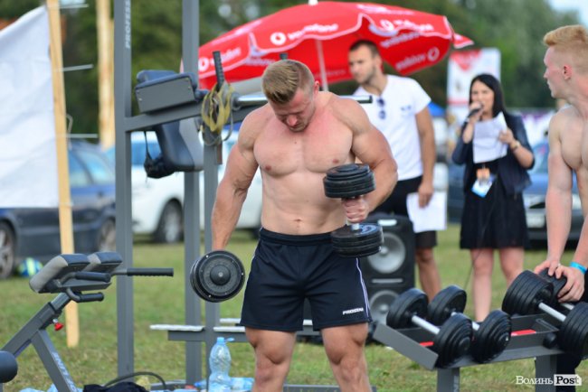 Як у Луцьку на «Бандерштаті» змагалися силачі. ФОТО  