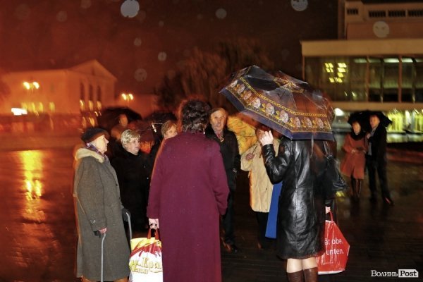 Вечірній Євромайдан у Луцьку. ФОТО
