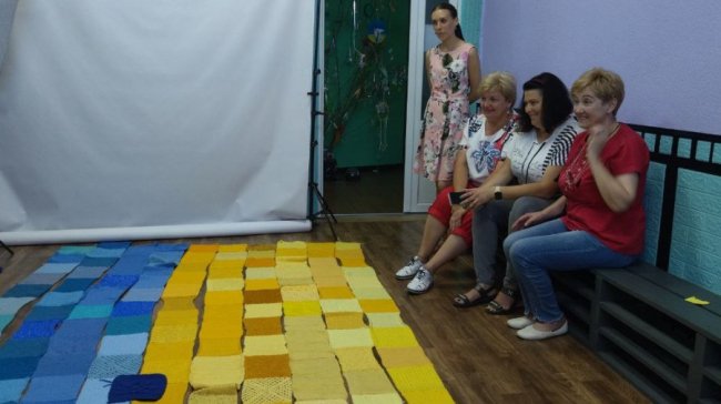 У Луцьку завершують в'язання найбільшого в Україні «теплого» прапора. ВІДЕО