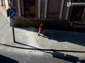 Із луцького будинку на голови людей падає штукатурка