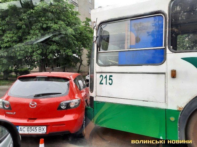 У Луцьку сталася ДТП за участю тролейбуса та легковика. ФОТО