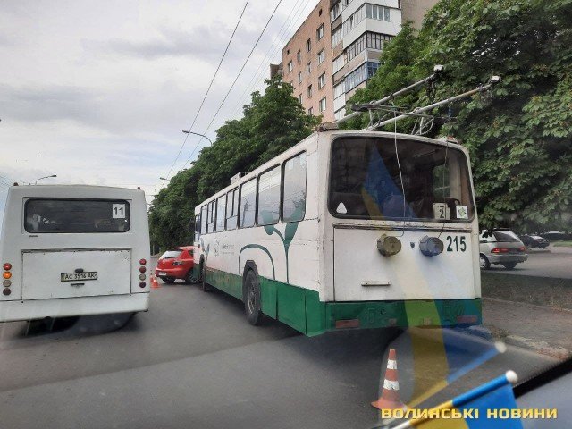 У Луцьку сталася ДТП за участю тролейбуса та легковика. ФОТО