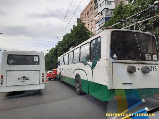 У Луцьку сталася ДТП за участю тролейбуса та легковика. ФОТО