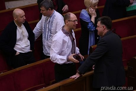 Опозиція у вишиванках і червоному блокує Верховну Раду. ФОТО