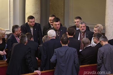 Опозиція у вишиванках і червоному блокує Верховну Раду. ФОТО