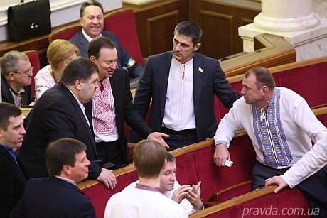 Опозиція у вишиванках і червоному блокує Верховну Раду. ФОТО