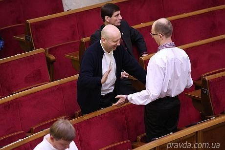 Опозиція у вишиванках і червоному блокує Верховну Раду. ФОТО