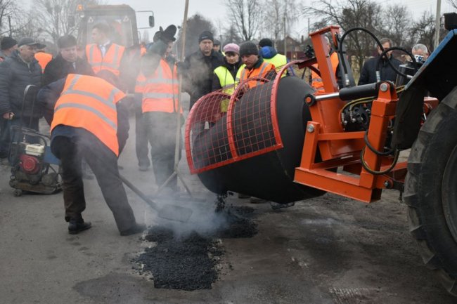 На Волині тестують нове обладнання для ремонту доріг. ФОТО