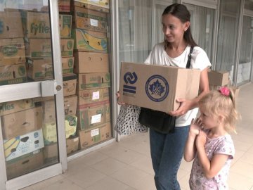 Доставили 20 тонн їжі: у Луцьку почали видавати продуктові набори. ВІДЕО