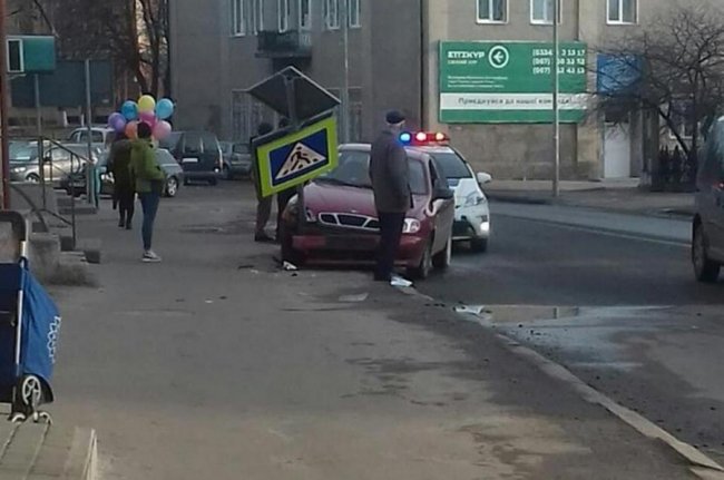 У місті на Волині п'яний «шумахер» збив дорожній знак. ФОТО
