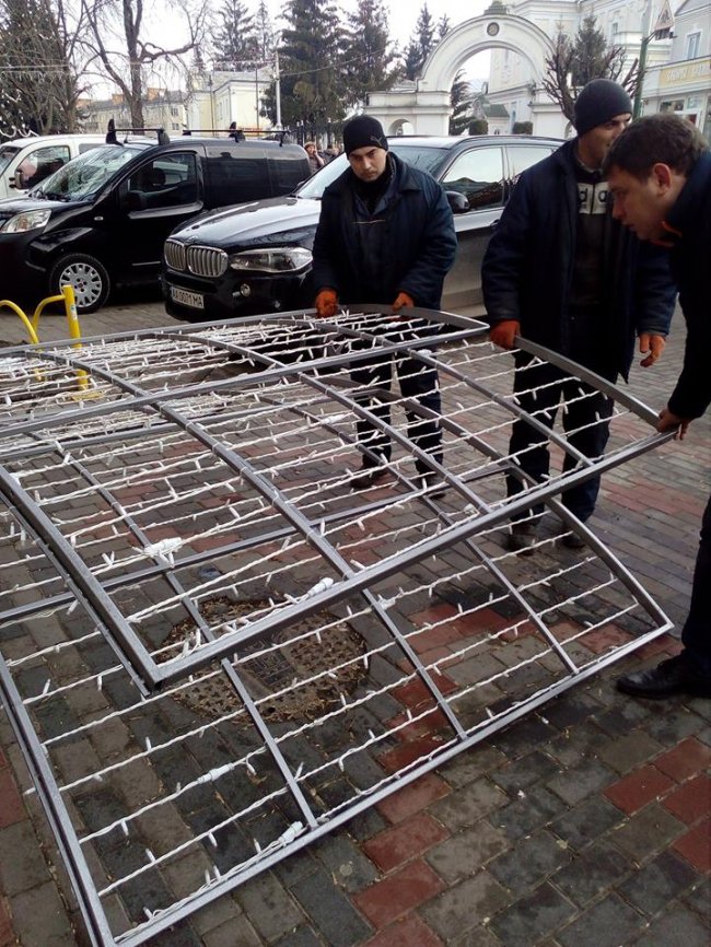 На центральній вулиці Луцька облаштовують святкові арки. ФОТО