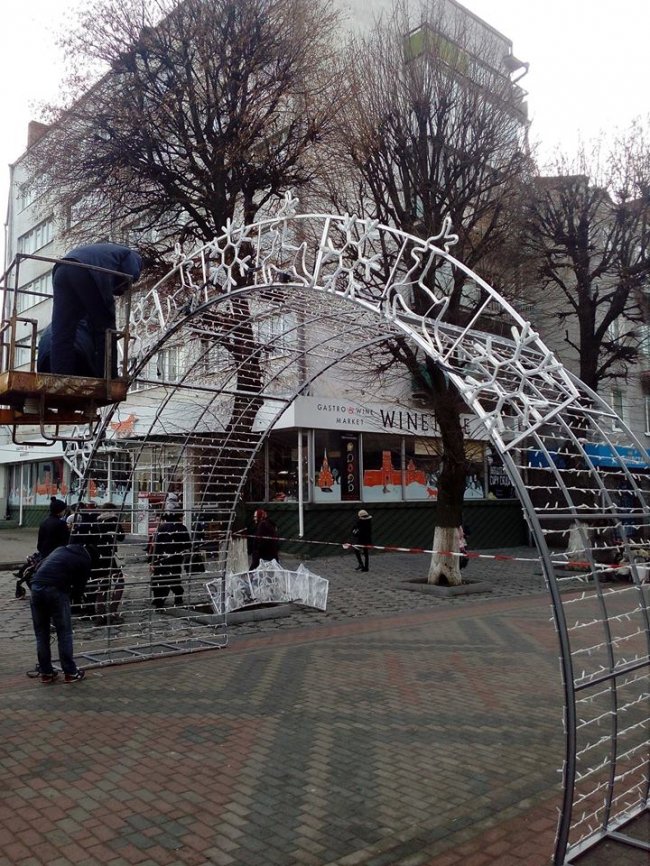На центральній вулиці Луцька облаштовують святкові арки. ФОТО