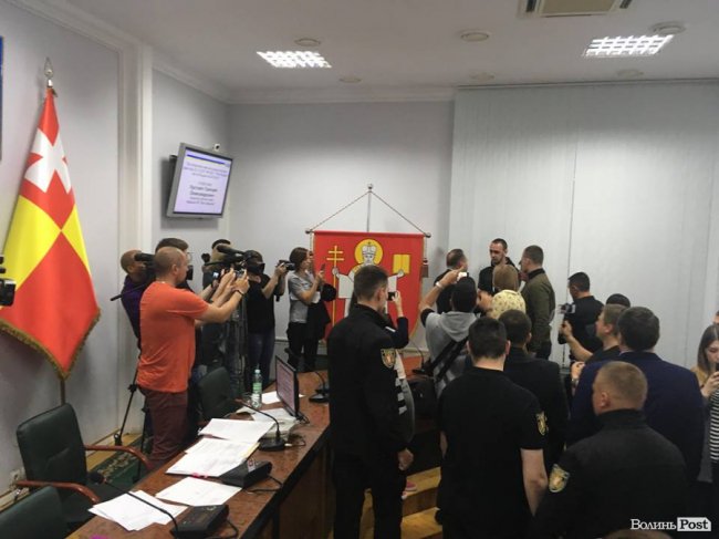 У Луцьку атовці блокують міську раду. ФОТО