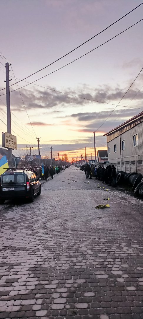 У селі під Луцьком навколішки зустріли Героя Василя Струцюка