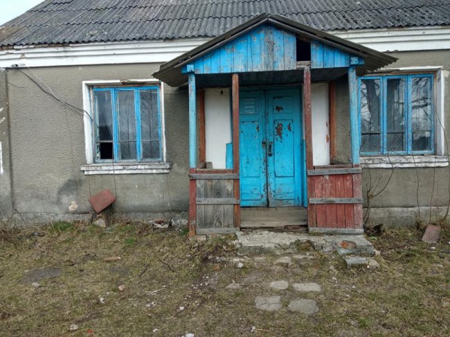 На Волині виборчу дільницю облаштували в хаті-розвалюсі. ФОТО