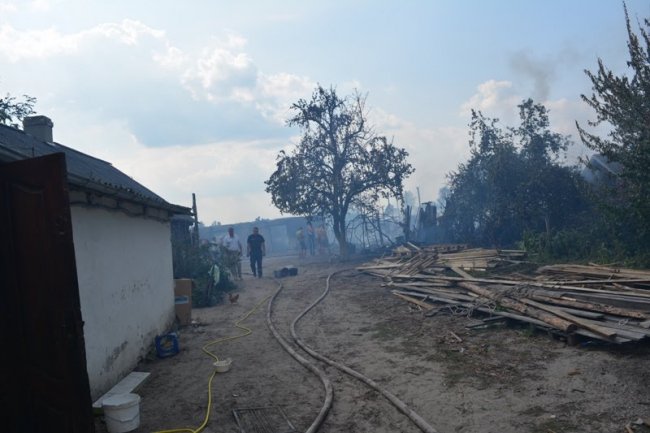 Під час пожежі на Волині постраждав рятувальник. ФОТО