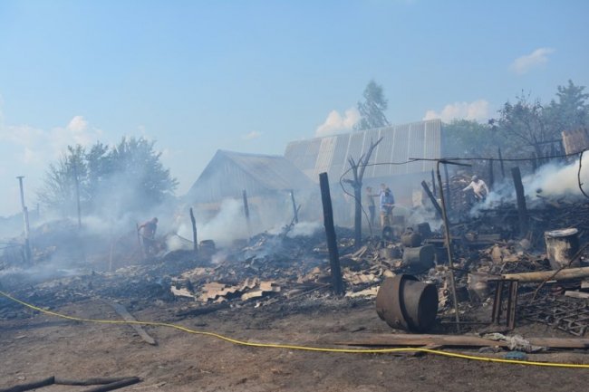 Під час пожежі на Волині постраждав рятувальник. ФОТО