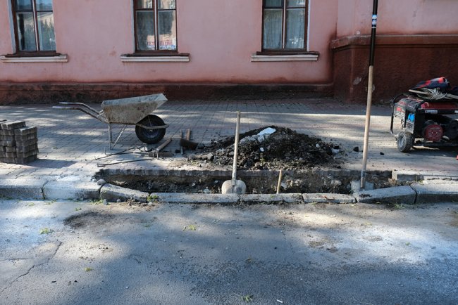 У Нововолинську знижують бордюри для пересування людей з обмеженими можливостями.ФОТО