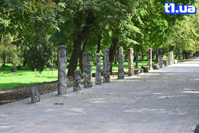 Містична алея в парку