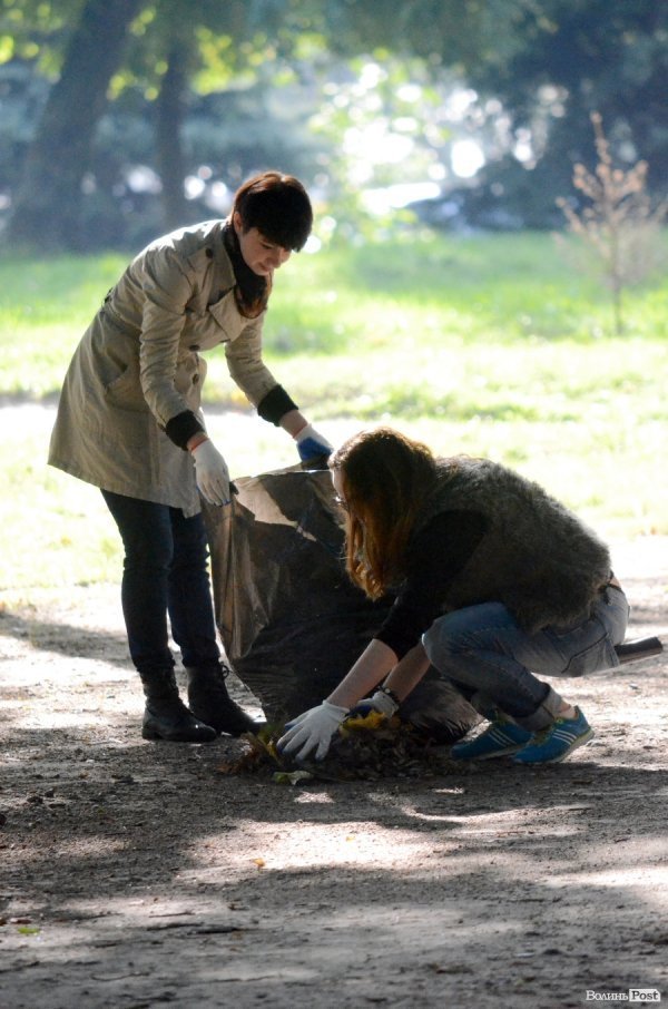 Лучани винесли 150 мішків сміття з скверу Героїв Майдану. ФОТО 