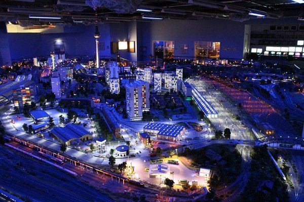 200000 вогнів, 90000 людських фігур, 5800 метрів залізниць, 150 поїздів. Розглядати це мініатюрне місто можна годинами. Майстри терпляче зводять нові конструкції і не зупиняються на досягнутому