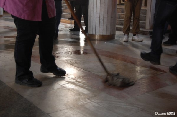 Скла на підлозі вже немає, але від піску миють