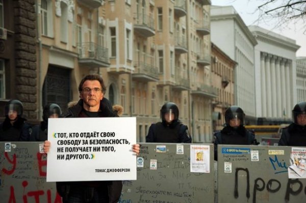 Українські митці влаштували «цитатну» акцію на Євромайдані. ФОТО