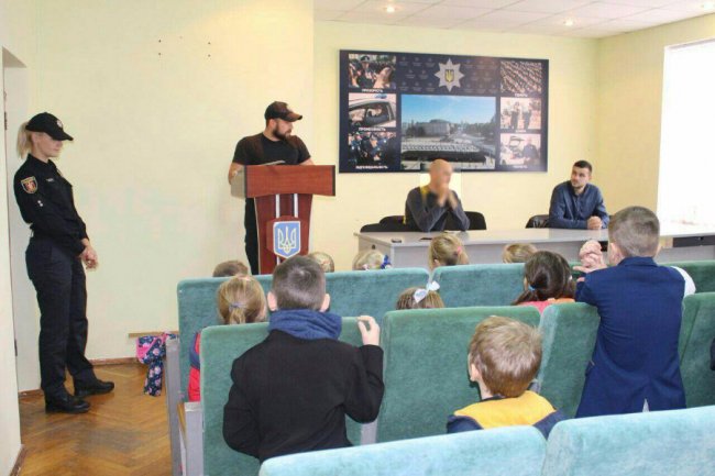 Луцькі патрульні відзначили громадян, які допомагали затримувати злочинця