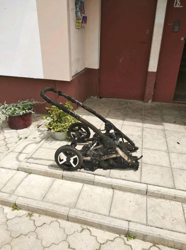 У Луцьку через підпал візочків  пошкодилися двері у під'їзді. ФОТО