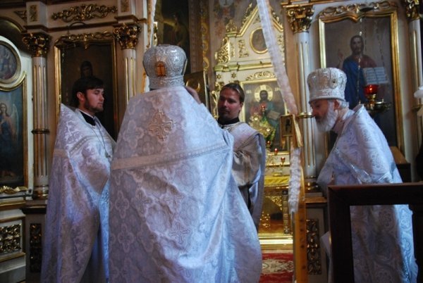 Як святили яблука та мед у луцькому Свято-Покровському храмі. ФОТО