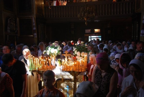 Як святили яблука та мед у луцькому Свято-Покровському храмі. ФОТО