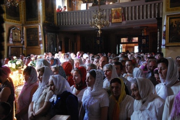 Як святили яблука та мед у луцькому Свято-Покровському храмі. ФОТО
