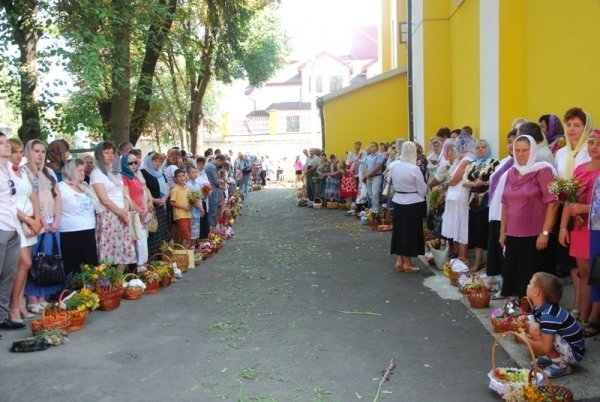 Як святили яблука та мед у луцькому Свято-Покровському храмі. ФОТО