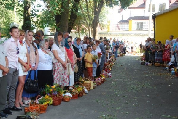 Як святили яблука та мед у луцькому Свято-Покровському храмі. ФОТО