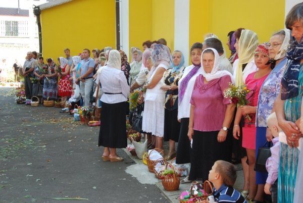 Як святили яблука та мед у луцькому Свято-Покровському храмі. ФОТО