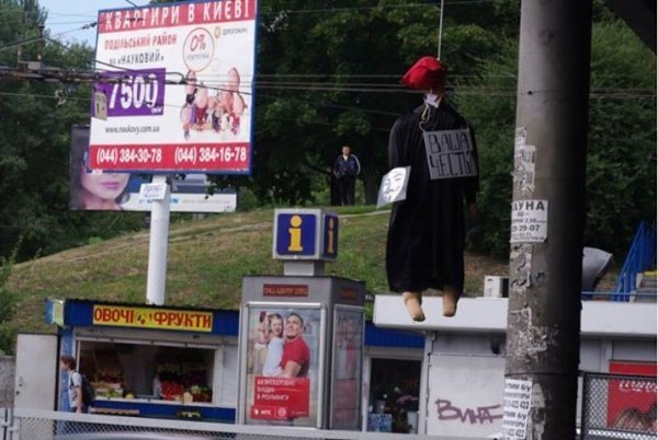У Києві за міліціонером «повісили» й суддю. ФОТО