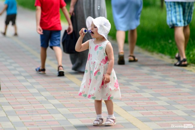 У луцькому парку в День батька влаштували унікальні перегони на човнах. ФОТО