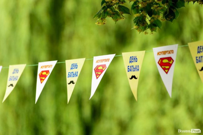 У луцькому парку в День батька влаштували унікальні перегони на човнах. ФОТО