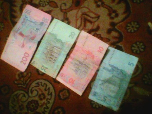 У Луцьку виявили обрізані гривні з «ДНР»