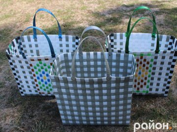 Волинський умілець плете колоритні сумки із пакувальної стрічки. ФОТО