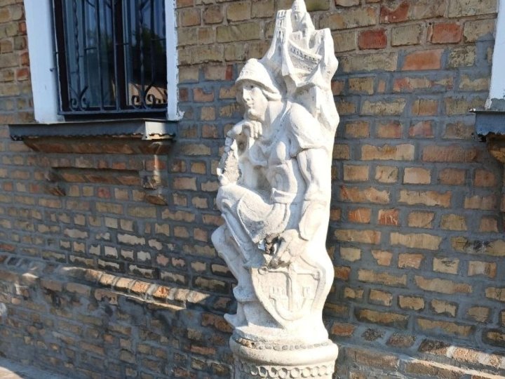 У Луцьку невідомі пошкодили скульптуру Миколи Голованя