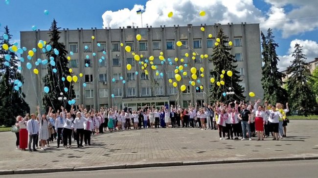 Флешмоби до Дня вишиванки: у громаді на Волині утворили «живі» підкову і тризуб. ФОТО